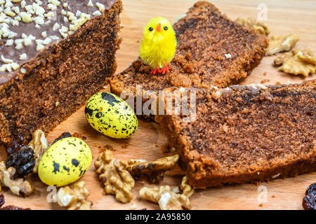 Ostern Schokolade Kuchen mit Köstlichkeiten. Stockfoto