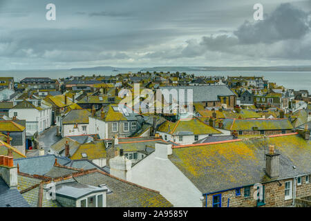 Ein Blick von Oben in der Tate Modern Art Gallery in St. Ives, Cornwall, England. Diese Szene ist praktisch alle Dächer auf die Altlantic. Stockfoto