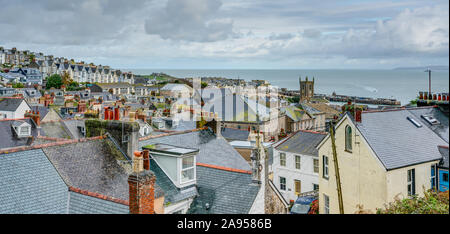 Ein Panoramablick von oben St. Ives in Cornwall, England den Blick über die Stadt zur Kirche und Hafen am Rand des Atlantischen Ozeans. Stockfoto