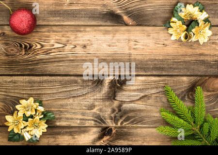 Weihnachten Hintergrund mit Tanne und Ornamente auf Holz, Flach, Ansicht von oben Stockfoto