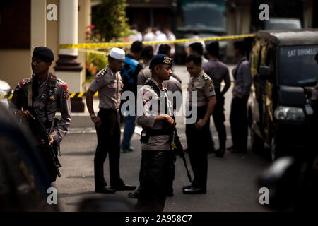 Medan, Indonesien. 13 Nov, 2019. Polizisten stand Guard an der Szene von einem Selbstmordanschlag in Medan City Polizeidirektion in Medan, Nordsumatra, Indonesien, November 13, 2019. Ein selbstmordattentat angeblich durch nicht identifizierte Personen begangen werden, trat in einer Polizeistation in der indonesischen Stadt Medan im Norden Sumatras Provinz an um 8:40 Uhr Ortszeit am Mittwoch mindestens sechs Menschen verletzt wurden, entsprechend einem Nord Sumatra Polizeisprecher. Credit: Andri Ginting/Xinhua/Alamy leben Nachrichten Stockfoto