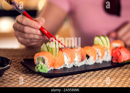 Traditionelle japanische Lebensmittel namens Sushi oder Brötchen mit Lachs und Reis. Stockfoto