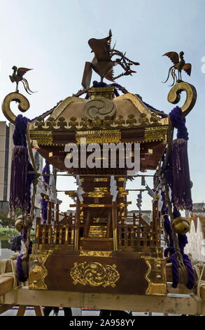 Japanische Kampfkunst und Traditionen Tag mit heiligen Shinto und einzigartigen Prozession mit Mikoshi, Sofia, Bulgarien Stockfoto