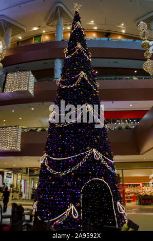 Dekoriert künstlicher Weihnachtsbaum in einem Einkaufszentrum mit vielen schönen Beleuchtung Lampen und Girlanden, Sofia, Bulgarien Stockfoto