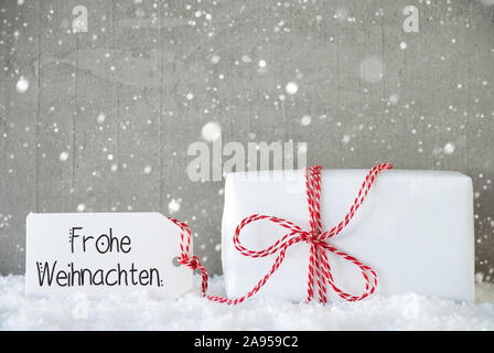Ein Geschenk zu Weihnachten, Schnee, Schneeflocken, Zement, Frohe Weihnachten bedeutet Frohe Weihnachten Stockfoto