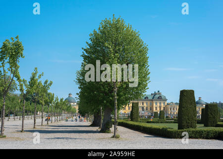 Barocke schloss Garten, Aussicht im Sommer der von Bäumen gesäumten Allee und Barockgarten (rechts) von Drottningholm Insel Lovön, Schweden. Stockfoto