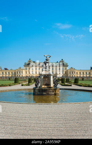 Schweden Drottningholm, Aussicht im Sommer von Drottningholm Schloss mit der barocken Garten und Hercules Brunnen im Vordergrund, Insel Lovön, Schweden. Stockfoto