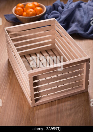 Eine kleine Schachtel mit Holzbohlen der Tabelle Stockfoto