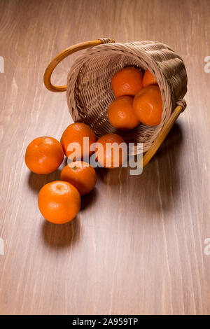 Mandarinen und Apfelsinen, Mandarinen, Clementinen, Zitrusfrüchte auf einem Holztisch Stockfoto