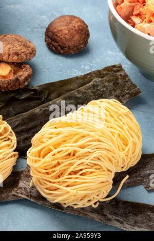 Udon Nudeln, close-up mit getrockneten Meer Gemüse Kelp, Shiitake-pilze, und Katsuobushi Thunfisch Flocken, Ramen Zutaten Stockfoto