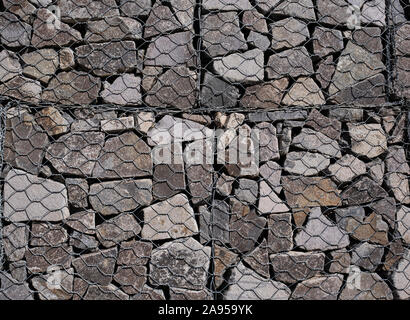 Große gabione Wand Detail an einem sonnigen Tag Stockfoto