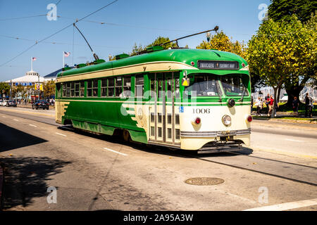 Historische Grün und Creme antik San Francisco Straßenbahn. Stockfoto