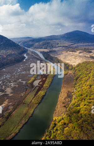 Panoramablick auf den schönen Fluss. Fluss Ropotamo in Strandja Gebirge Stockfoto