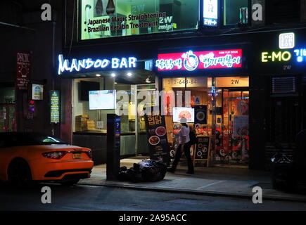 Koreatown, New York, NY, USA. Apr 2017. Essen, Animation, Happenings, und einen Blick auf die New Yorker Korea Town bei Nacht. Stockfoto