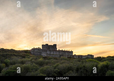 Dover Castle, Dover, Kent. Die imposanten mittelalterlichen Burg geschossen bei Sonnenuntergang. Stockfoto