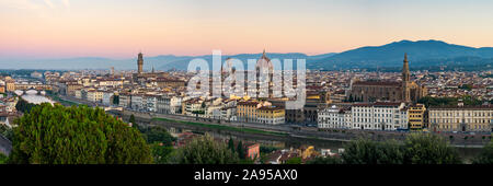 Florenz von der Piazzale Michelangelo. Panorama von Florenz, Italien von der berühmten Aussichtspunkt mit Blick auf die Stadt.