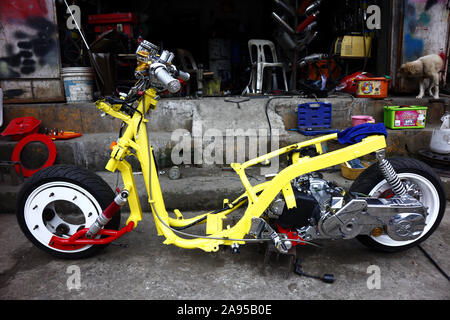 ANTIPOLO CITY, Philippinen - 8. NOVEMBER 2019: Abgespeckte geändert Motorrad in einer Garage. Stockfoto