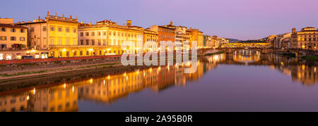 Florenz, Italien. Panoramabild am Fluss Arno entlang von der Ponte Alla Carraia Richtung Ponte Santa Trinita und Ponte Vecchio.