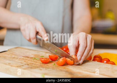 Nahaufnahme der Hausfrau braten baguette Stücke in einer Pfanne - kalte Snacks - Tapas und Sandwiches Stockfoto