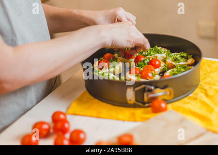 Nahaufnahme der Hausfrau braten baguette Stücke in einer Pfanne - kalte Snacks - Tapas und Sandwiches Stockfoto