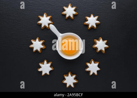 Star Cookies wie eine Uhr, Konzept bild Backzeit Stockfoto