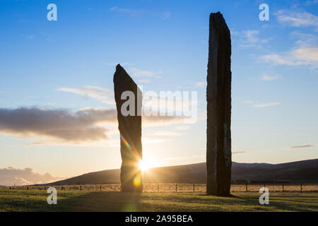 Stenness, Orkney, Schottland, Großbritannien. 13. November 2019. Die Sonne geht hinter der Jungsteinzeit Stehende Steine von Stenness, Orkney, Schottland, zu einem verbreitet Frost. Stockfoto