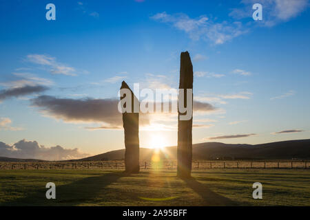 Stenness, Orkney, Schottland, Großbritannien. 13. November 2019. Die Sonne geht hinter der Jungsteinzeit Stehende Steine von Stenness, Orkney, Schottland, zu einem verbreitet Frost. Stockfoto