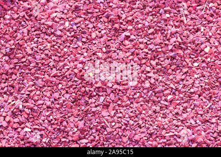 Kiesel, kleine Kieselsteine, Granit Marmor Chips, strukturierte Nützliche umweltfreundliche Beschichtung von Wanderwegen. Baumaterial Stein crumb rosa Farbe, Hintergrund Stockfoto