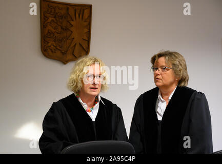 13 November 2019, Schleswig-Holstein, Lübeck: Die Staatsanwälte Dorothea Röhl (l) und Renate Hansen sprechen in Zimmer 315 am Landgericht Lübeck. Am Morgen, das Urteil gegen die Mutter von vier, die der Misshandlung beschuldigt wird, ist bekannt. Zwischen 2006 und 2010, die 49-jährige Angeklagte, der wollte nicht fotografiert werden, angeblich gaben vor, die Behörden, die ihre vier Kinder ernsthaft krank wurden, um rechtswidrig Sozialleistungen und Krankenversicherung zu erhalten. Foto: Rainer Jensen/dpa Stockfoto