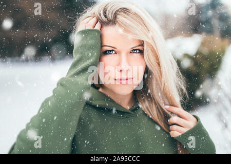 Schöne junge Frau mit gesunden Haut - Outdoor Portrait im Winter im Schnee - Schnee Flocken um Stockfoto