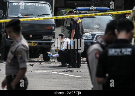 Medan, Nordsumatra, Indonesien. 13 Nov, 2019. Indonesische Polizei untersuchen einen Körper der einen mutmaßlichen Selbstmordattentäter am Hauptsitz in Medan, Nordsumatra, am 13. November 2019, nach einem Selbstmordattentat, während er sich morgens auf namentliche aufgetreten. Ein selbstmordattentat vor einer Polizeistation in Indonesien hat die Linke mindestens ein Angreifer tot, Behörden und Medien Berichte sagte, ohne sofortige bestätigt Berichte über andere Todesfälle oder Verletzungen. Credit: Albert Ivan Damanik/ZUMA Draht/Alamy leben Nachrichten Stockfoto