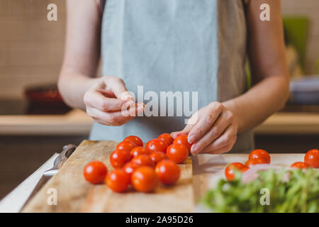 Nahaufnahme der Hausfrau braten baguette Stücke in einer Pfanne - kalte Snacks - Tapas und Sandwiches Stockfoto