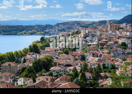 Blick über die Stadt Kastoria mit See Orestiada im Hintergrund, Mazedonien, im Norden Griechenlands. Stockfoto