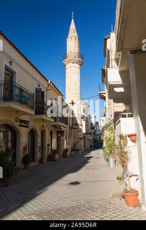 Chania, Kreta, Griechenland. Blick entlang Odos Hatzimihali Daliani zum Minarett der Moschee von Ahmet Aga. Stockfoto