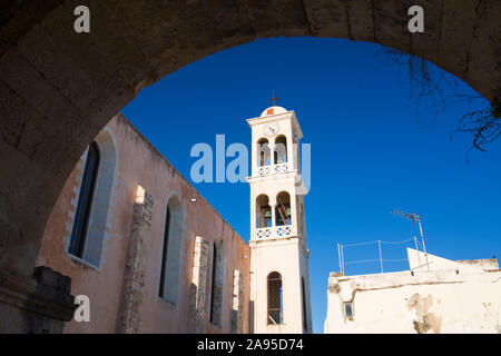 Chania, Kreta, Griechenland. Glockenturm der griechisch-orthodoxen Kirche von Agios Nikolaos, früher eine Moschee. Stockfoto