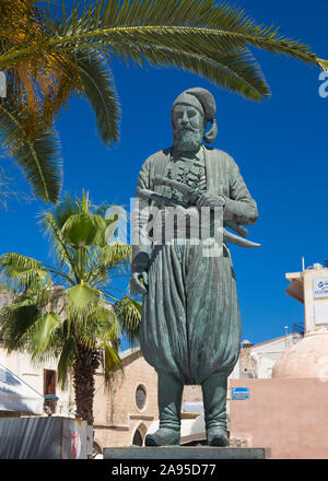 Chania, Kreta, Griechenland. Statue des Freiheitskämpfers Anagnostis Mantakas eingerahmt von Palmen, Platia Athinagora. Stockfoto