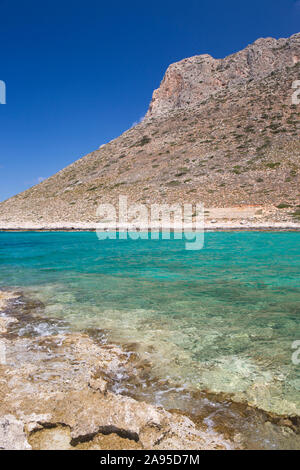 Stavros, Chania, Kreta, Griechenland. Blick über das türkisfarbene Wasser der Trahili Bay auf die schroffen Hänge von Vardies. Stockfoto