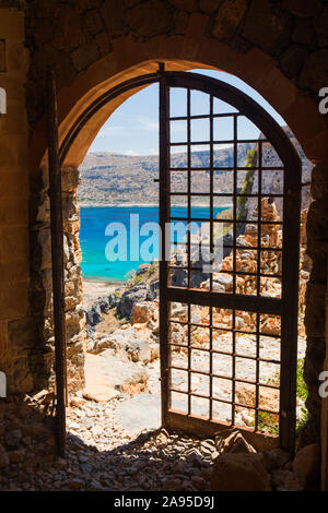 Imeri Gramvousa, Chania, Kreta, Griechenland. Rostiges Tor zur venezianischen Festung oberhalb der Gramvousa Bucht. Stockfoto
