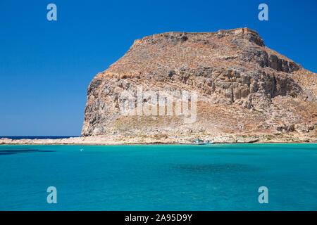 Imeri Gramvousa, Chania, Kreta, Griechenland. Blick über die Gramvousa Bay auf die venezianische Festung der Insel auf zerklüfteten Klippen. Stockfoto