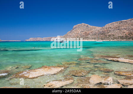 Balos, Chania, Kreta, Griechenland. Blick vom Strand über das klare türkisfarbene Wasser der Gramvousa Bay auf die Halbinsel Gramvousa. Stockfoto
