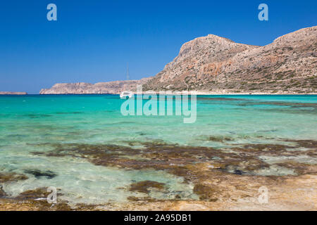 Balos, Chania, Kreta, Griechenland. Blick vom Strand über das klare türkisfarbene Wasser der Gramvousa Bay auf die Halbinsel Gramvousa. Stockfoto