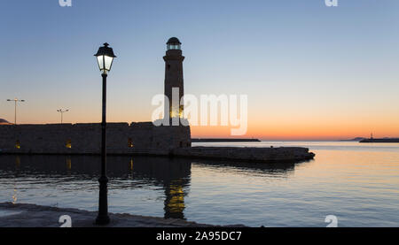 Rethymno, Kreta, Griechenland. Türkischer Leuchtturm aus dem 16. Jahrhundert am Eingang zum venezianischen Hafen, Morgendämmerung. Stockfoto