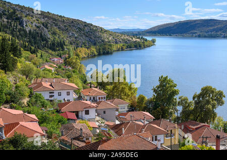 Blick über die Stadt Kastoria mit See Orestiada im Hintergrund, Mazedonien, im Norden Griechenlands. Stockfoto