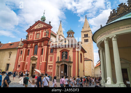 Prag, Tschechische Republik - 21.08.2018: Die Basilika St. Georg und runden Portikus der Kaiserin Maria Theresia Eingang zum Rosenberg Palace. Reisen. Stockfoto