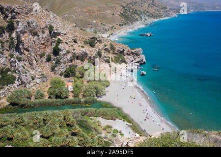 Preveli, Rethymno, Kreta, Griechenland. Blick von der Klippe auf Preveli Beach und den Megalopotamos River. Stockfoto