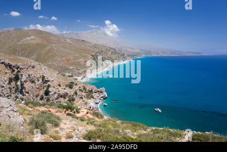 Preveli, Rethymno, Kreta, Griechenland. Blick über das Libysche Meer vom Hang über Preveli Beach. Stockfoto