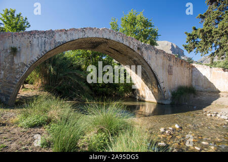 Preveli, Rethymno, Kreta, Griechenland. Alte Steinbrücke über den Fluss Megalopotamos. Stockfoto