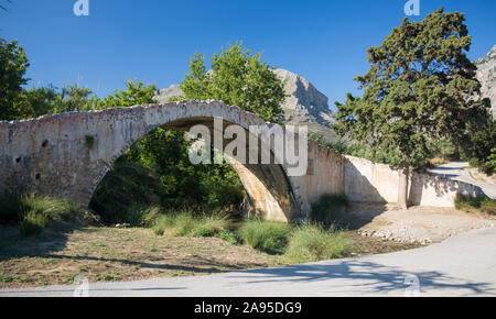 Preveli, Rethymno, Kreta, Griechenland. Alte Steinbrücke über den Fluss Megalopotamos. Stockfoto