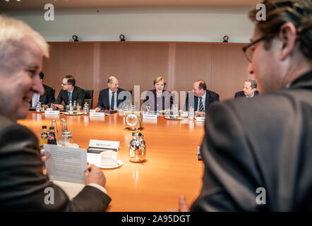 Berlin, Deutschland. 13 Nov, 2019. Bundeskanzlerin Angela Merkel (CDU), wird das Kanzleramt zu Beginn der Kabinettssitzung. Quelle: Michael Kappeler/dpa/Alamy leben Nachrichten Stockfoto