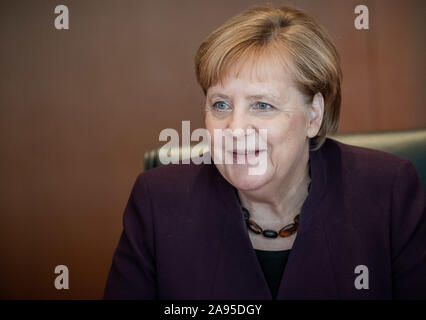 Berlin, Deutschland. 13 Nov, 2019. Bundeskanzlerin Angela Merkel (CDU), wird das Kanzleramt zu Beginn der Kabinettssitzung. Quelle: Michael Kappeler/dpa/Alamy leben Nachrichten Stockfoto